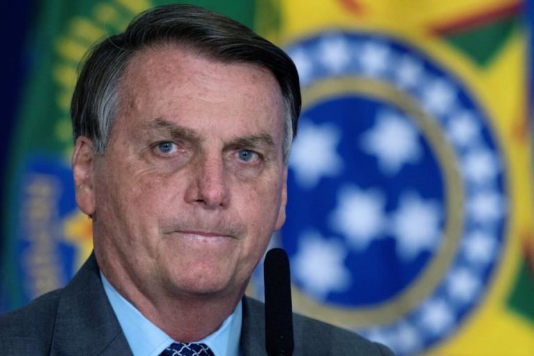 Bolsonaro considera injusto investigar quem pede golpe militar no Brasil