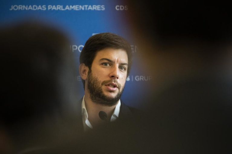 Líder do CDS diz que “única reflexão” que se impõe é ser alternativa e não falou de Melo