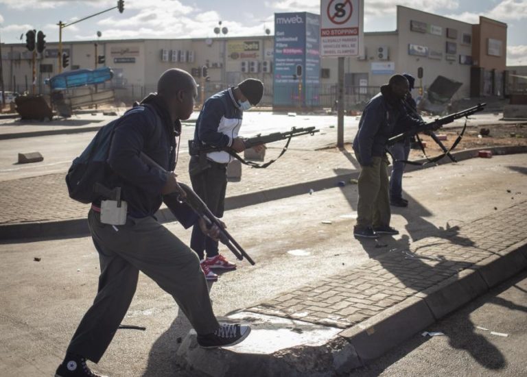 Comunidade portuguesa “assustada” com distúrbios violentos na África do Sul – Governo