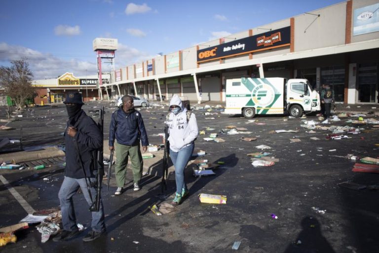 Pelo menos 45 mortos em violência política e pilhagens na África do Sul