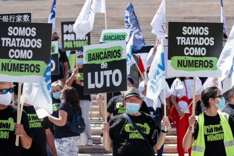 Centenas de bancários manifestam-se junto à AR contra despedimentos