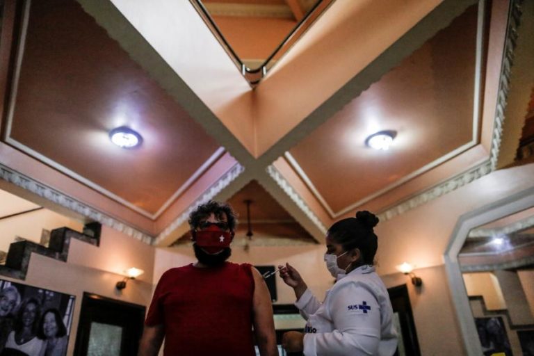 Brasil regista 1.412 mortes e mais de 49 mil casos em 24 horas