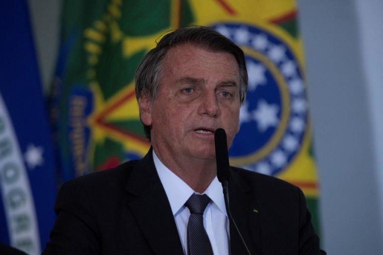 Jair Bolsonaro poderá passar por cirurgia e culpa ataque à faca que sofreu em 2018