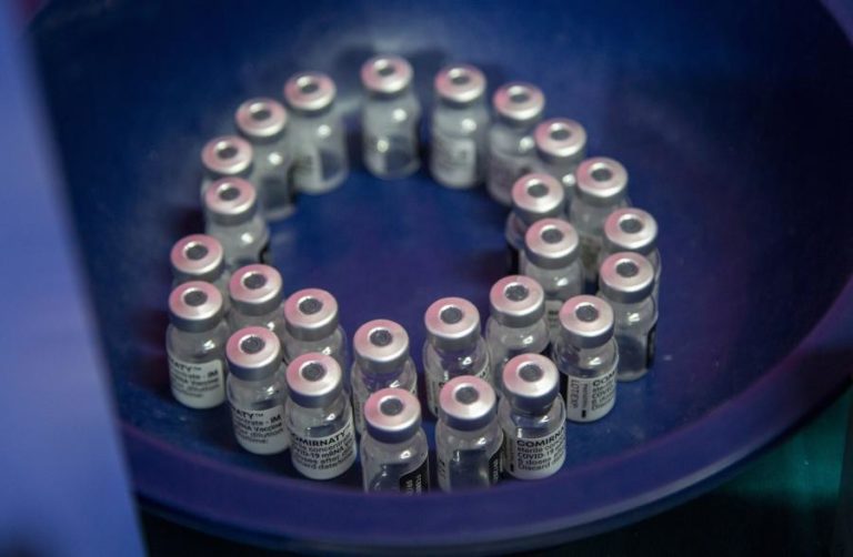 Covid-19: Pfizer e BioNTech vão produzir vacina na África do Sul em 2022