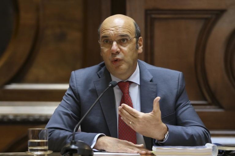 Governo “está atento” ao preço dos combustíveis – Ministro