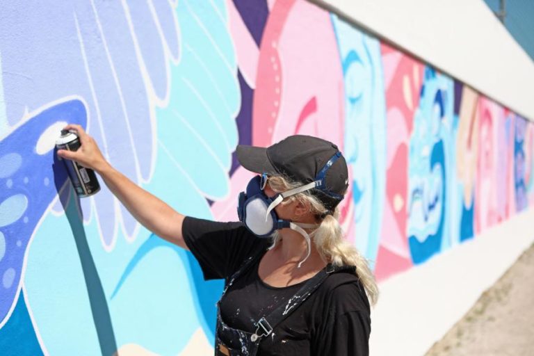 Sofia Castellanos pinta mural de 45 metros em Lisboa
