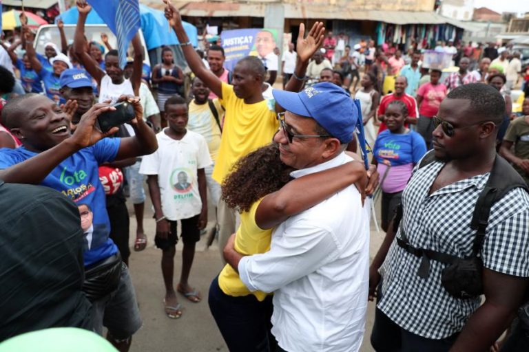São Tomé/Eleições: Apoiantes de Carlos Vila Nova celebram resultado nas ruas da capital