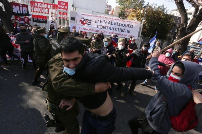 Centenas de cubanos envolvem-se em confrontos junto à Embaixada de Cuba no Chile