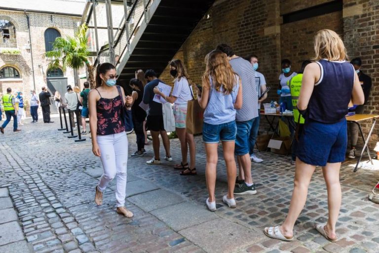 No suposto “dia da liberdade” em Inglaterra, a palavra de ordem é “cautela”  