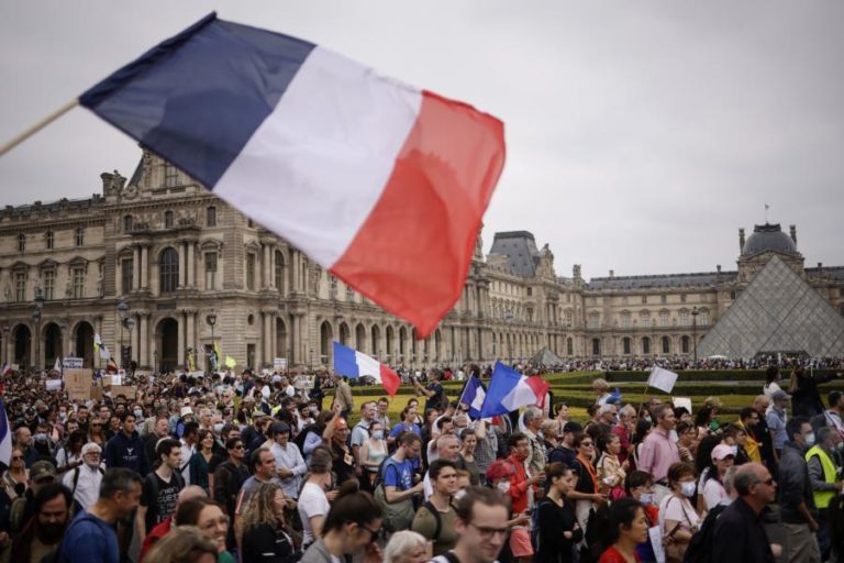 Covid-19: Novos casos diários em França disparam para 18 mil – ministro da Saúde