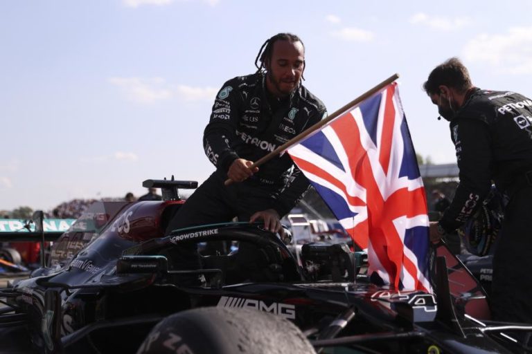 F1, FIA e Mercedes condenam “abusos racistas” a Lewis Hamilton