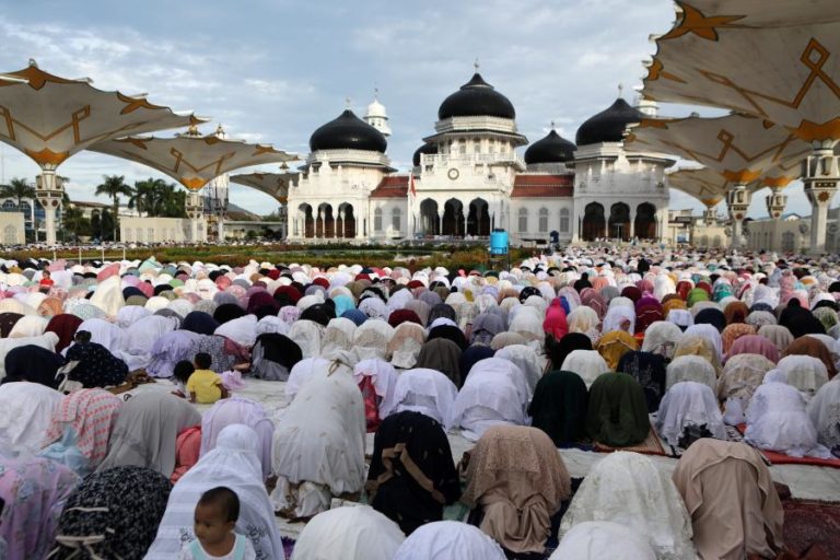 Covid-19: Indonésios reunidos em festa muçulmana apesar de grave situação epidemiológica