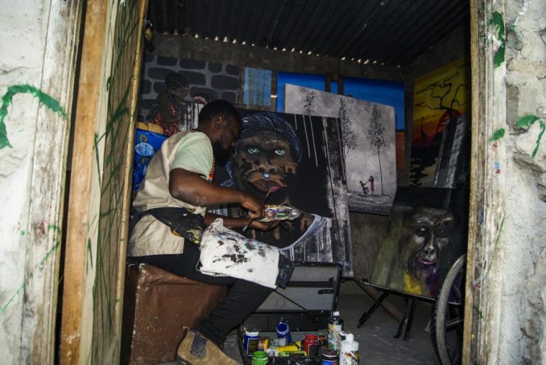 Covid-19: Pintor percorre seis quilómetros para vender obras numa das principais avenidas de Maputo