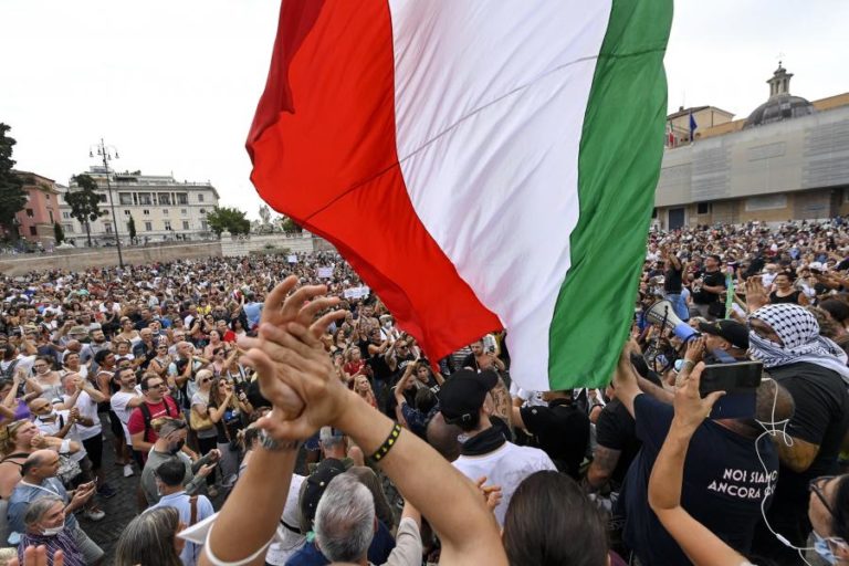 Covid-19: Milhares protestam em Itália contra “passe sanitário”