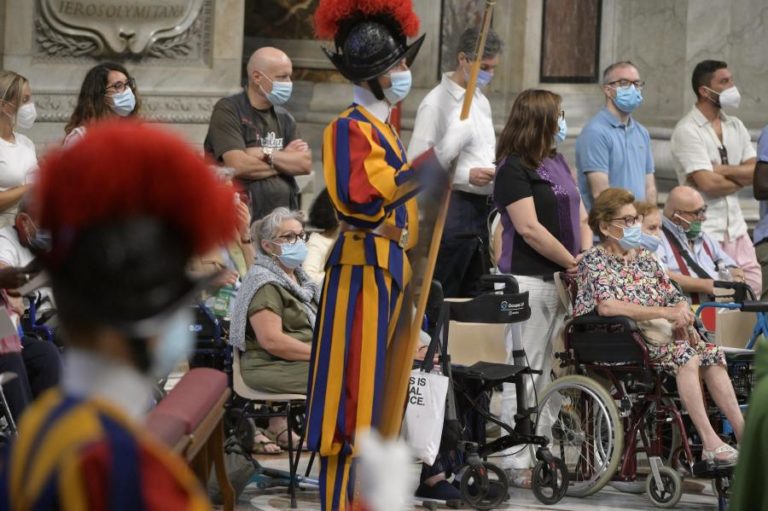 Papa apela para que se cuide dos idosos porque estes “não são sobras da vida”