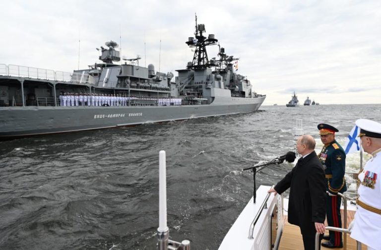 Putin congratula-se pelo poder militar da Rússia durante desfile naval em S. Petersburgo