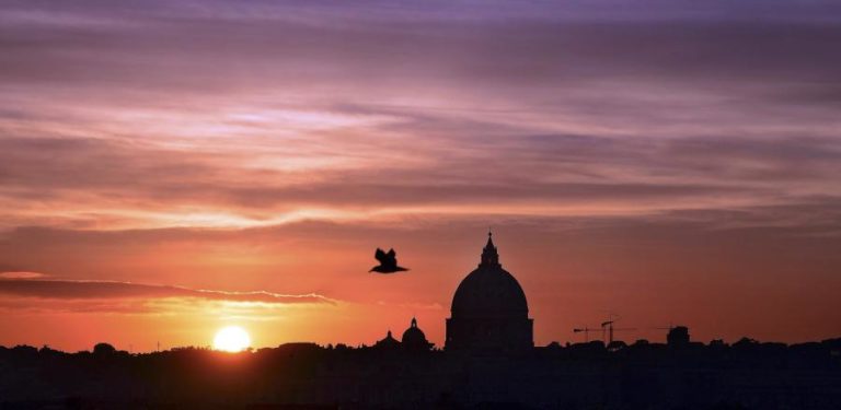 Vaticano sanciona arcebispo polaco por encobrir crimes de pedofilia