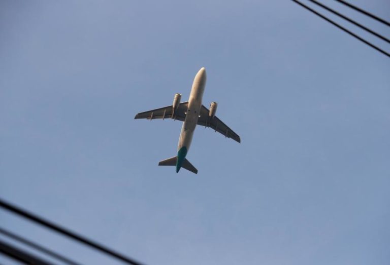 Transporte aéreo cai 44,6% no 1.º semestre mas mantém crescimento em junho — INE