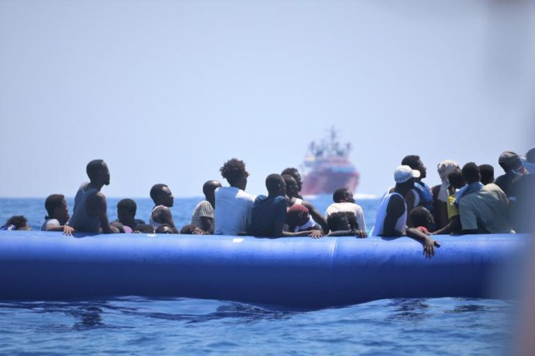 Mais de 400 migrantes resgatados na última noite no Mar Mediterrâneo