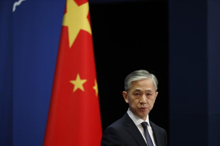 Afeganistão: China contra imposição de sanções aos talibãs