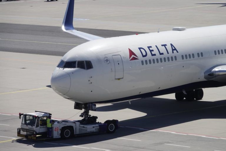 Delta Airlines anuncia penalizações para trabalhadores não vacinados