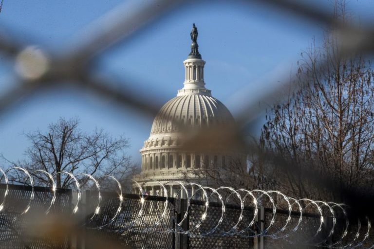 Agentes da polícia do Capitólio processam Trump e aliados pela invasão de 06 de janeiro