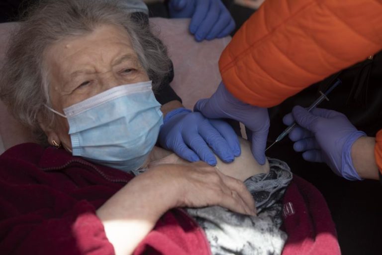 Covid-19: Israel inicia vacinação geral em adultos com mais de 60 anos com terceira dose