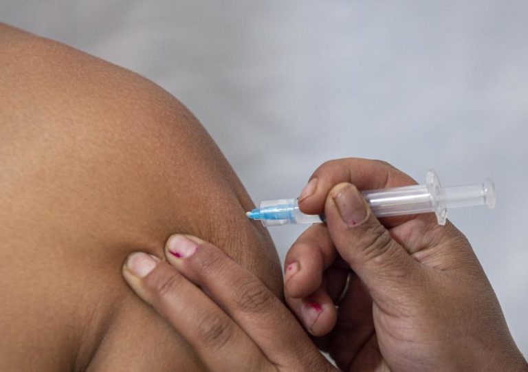 Covid-19: OMS critica “desigualdades chocantes” no acesso a vacinas em África