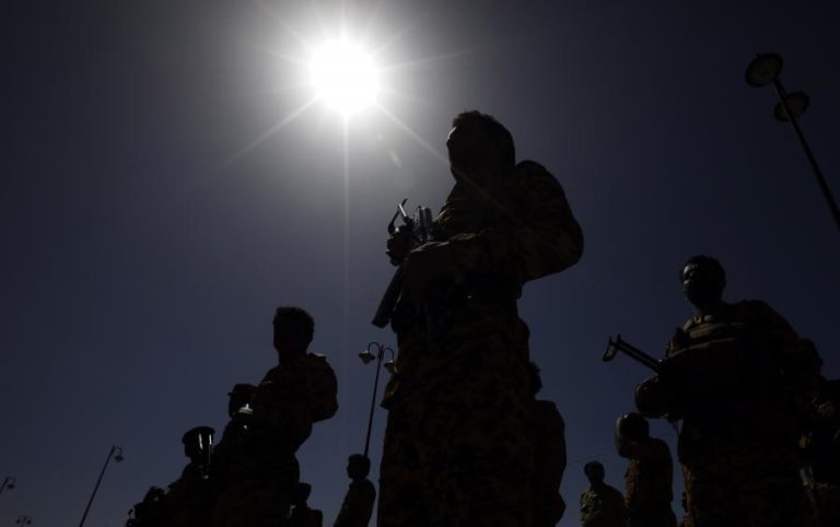 Ataque com drones a base aérea no Iémen causa oito mortos