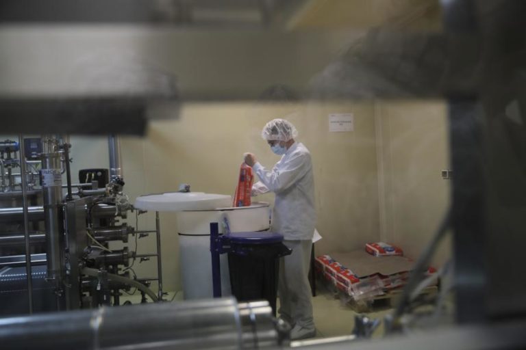 Covid-19: Agência europeia autoriza novos locais de produção de vacinas