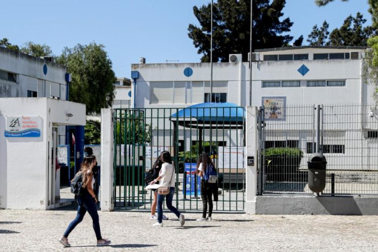 Professores colocados longe de casa têm três semanas para mudar de vida