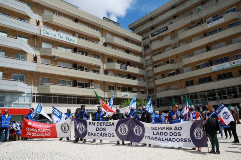 Santander não chegou a acordo com 350 trabalhadores e avança com “processo unilateral”