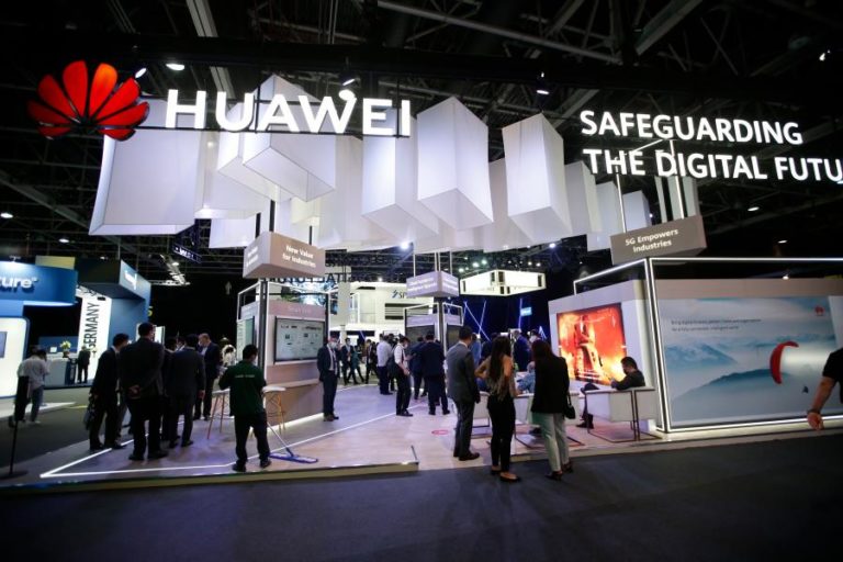 Receitas da Huawei caem 38% devido às sanções norte-americanas