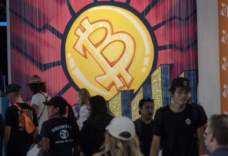 Bitcoin valoriza quase 4% e ultrapassa os 50.000 dólares pela 1.ª vez desde maio
