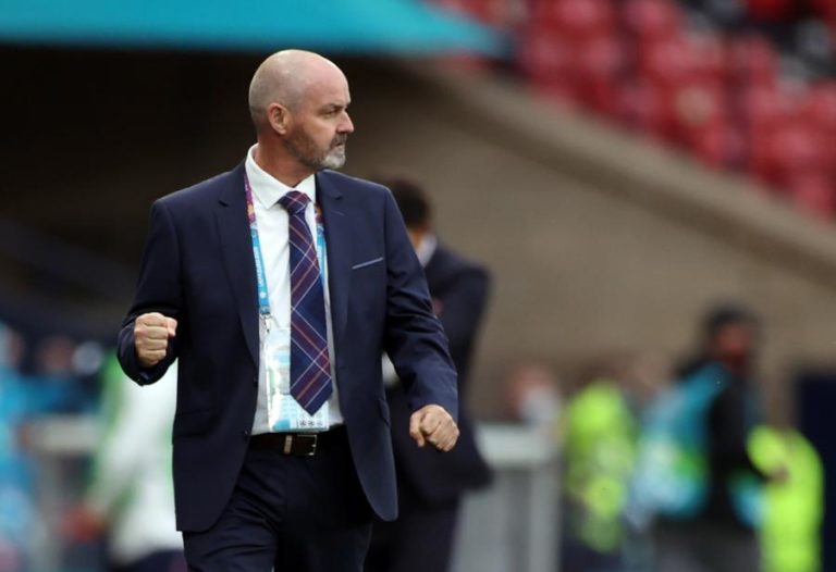 Steve Clarke vai comandar seleção da Escócia até 2024