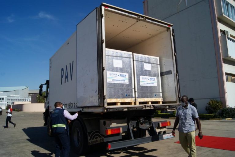 Covid-19: Moçambique recebeu hoje mais de 500 mil doses de vacinas