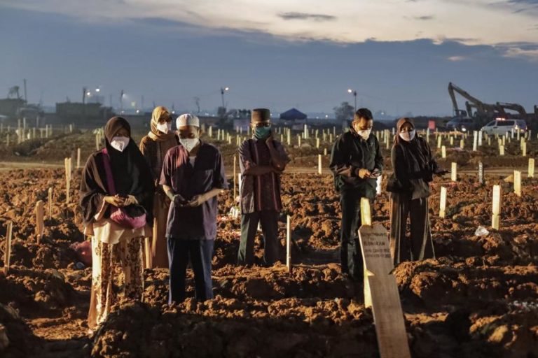 Covid-19: Pandemia já matou pelo menos 4,22 milhões de pessoas no mundo