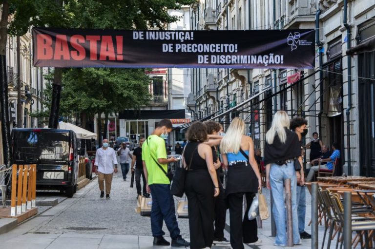 Bares do Porto dizem que restrições a fumadores surgem “no ‘timing’ errado”