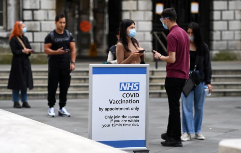 Covid-19: Reino Unido oferece incentivos aos jovens para se vacinarem
