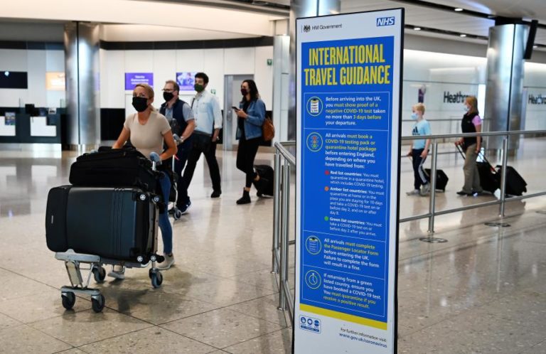 Covid-19: Viajantes de UE e EUA vacinados isentos de quarentena em Inglaterra