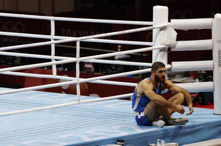 Tóquio2020: Pugilista francês senta-se no ringue em protesto contra desqualificação