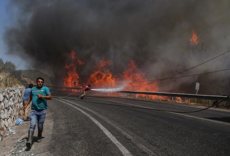 Incêndios devastam sul da Europa e obrigam a retirar moradores e turistas