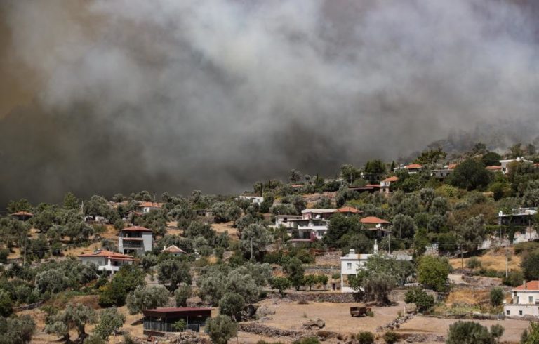 Turquia combate incêndios pelo sexto dia consecutivo e milhares e pessoas continuam a ser retiradas