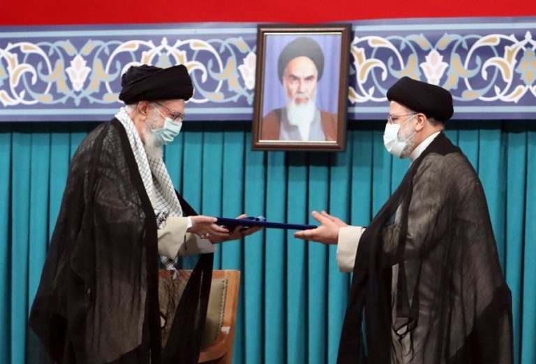 Ebrahim Raissi tomou posse hoje como presidente do Irão