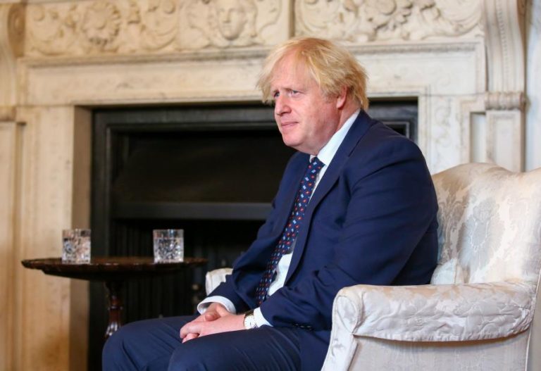 Covid-19: Boris Johnson continua a aliviar medidas um mês após “dia da liberdade”
