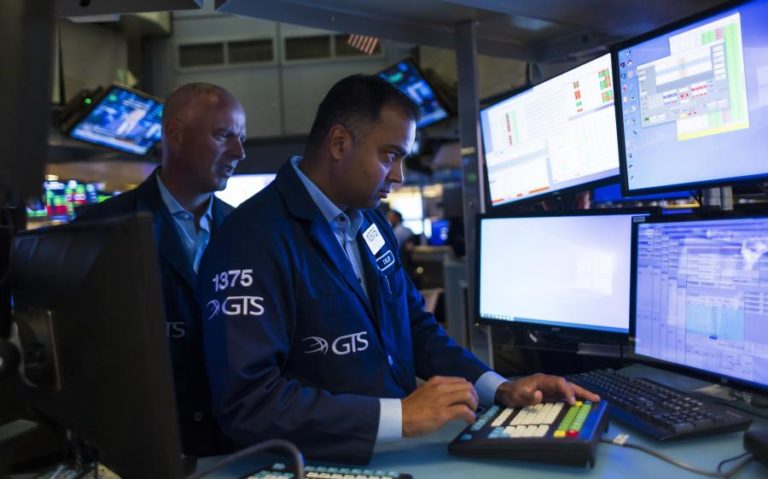 Wall Street fecha em alta com recorde do S&P500 mas inquieta com pandemia e China