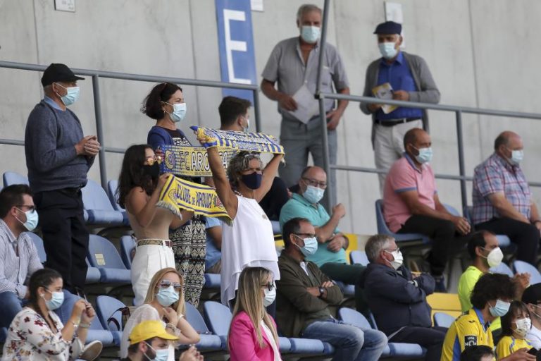 Covid-19: Liga de clubes confirma aumento da lotação dos estádios para metade