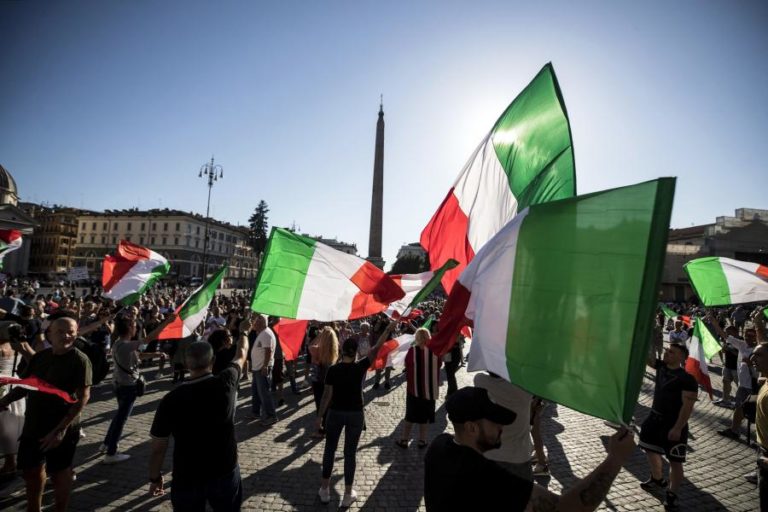 Covid-19: Ativistas antivacinas italianos preparam bloqueio de estações de comboio