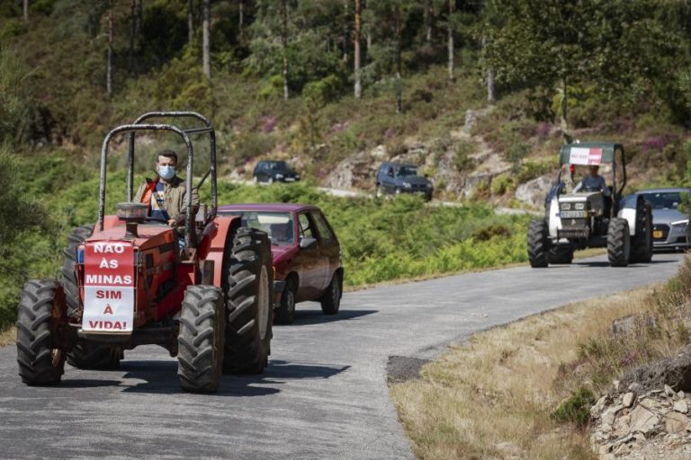 Tratores, carros e motos em marcha lenta de protesto contra as minas no Barroso