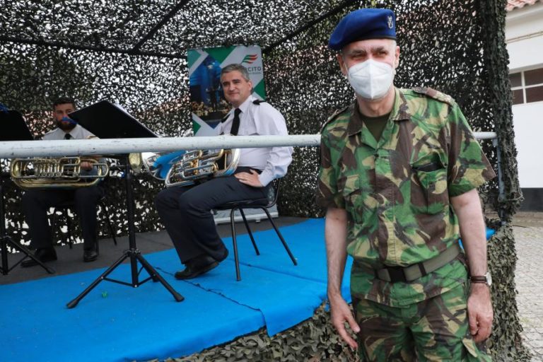 Covid-19: Gouveia e Melo recebido com aplausos em Cascais em nova fase da vacinação